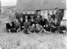 Więźniowie z bygady transportowej zatrudnieni w kopalni; pierwszy z prawej siedzi Jan Łukasz z Lidy, drugi z prawej stoi Stanisław Gajdel z Grodna, pierwszy z lewej stoi Józef Łapicz.