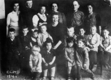 Wychowankowie i personel Polskiego Domu Dziecka przed wyjazdem do kraju.