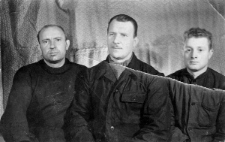 Grupa Polak&oacute;w, byłych więźni&oacute;w łagr&oacute;w na zesłaniu, pierwszy z prawej Wiktor Burcz.