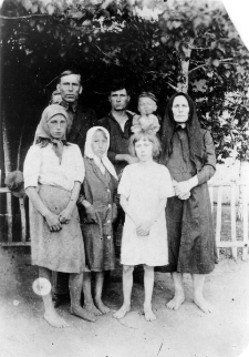 Rodzina Roda (?) zesłana ze wsi Hryckiewicze w powiecie wołkowyskim do ziarnosowchozu im. "Kirowa i Kijały", stoją siostry: Wanda, Irena, Zdzisława i Alfreda, w środku brat Józef [wstąpił do wojska Berlinga, przeszedł szlak bojowy od Lenino do Budziszyna] oraz rodzice [ojciec niedługo potem został aresztowany i ślad po nim zaginął].