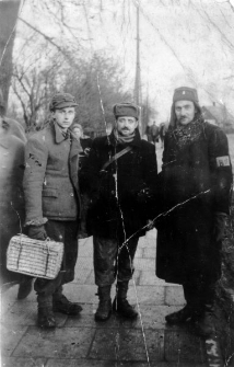 AK-owcy powracający z obozu internowania w Borowiczach, stoją od lewej: Leonard Bura, kpt. Stanisław Buczek, Edward Hartwig, zdjęcie wykonane na ulicy przez mieszkańca miasta.