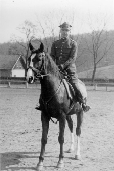 Na koniu siedzi Marian Bielecki, kapitan WP, zamordowany w Starobielsku.
