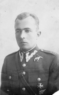 Porucznik-pilot Jerzy Wolański, zestrzelony w okolicach Lwowa i aresztowany przez NKWD, zamordowany w Starobielsku.