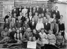 Polacy deportowani z Drohobycza 15.04.1940; na zdjęciu m.in. rodzina Kubów: Maria, Zenon, Olga, Stanisława Witecka, rodzina Becella: Janina, Romana, Ireneusz, rodzina Kaweckich: Eugeniusz, Eugenia, Anna, Stanisław, rodzina Chlebków: Maria, Jerzy, Magdalena, rodzina Kicińskich: Anna, Stefania, Teodor, Jerzy, rodzina Smyków: Franciszek i Maria.