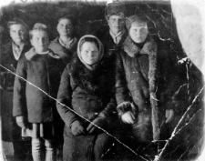 Rodzina Koniecko na zesłaniu w sowchozie nr 3, w środku siedzi matka Waleria Koniecko, od prawej stoją dzieci: Czesława, Władysław Jerzy, Jadwiga, Regina i Janina.
