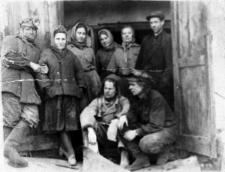 Zesłańcy zatrudnieni w kopalni węgla, z lewej stoi Bolesław Kasjan.