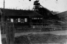 Kopalnia węgla, na pierwszym planie budynek, w którym przy ładowaniu akumulatorów pracowała Helena Kasjan.