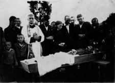 Pogrzeb ojca Michała Kordasa, przy trumnie rodzina zmarłego: żona, synowie Michał, Kazimierz i Franciszek oraz katolicki ksiądz, także zesłaniec.