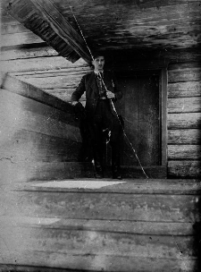 Michał Kordas podczas delegacji przed domem gospodyni, u której mieszkał.