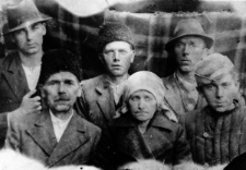 Rodzina Kordas&oacute;w na zesłaniu, obok rodzic&oacute;w siedzi Michał Kordas, z tyłu stoją bracia Jakub, Kazimierz i Franciszek.