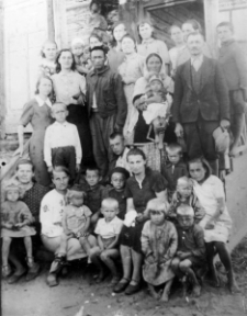 Deportowani z powiatu dziśnieńskiego, z lewej oparta o poręcz stoi Balbina Łukaszewska, przed nią jej syn Witold Jerzy Łukaszewski.