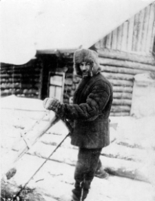 Bolesław Kozicki deportowany wraz z całą rodziną do ZSRR, pracował przy wyrębie lasu, na zdjęciu podczas piłowania drewna.