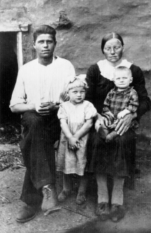 Janina Jacyno ze szwagrem oraz dziećmi Weroniką i Wacławem na zesłaniu.