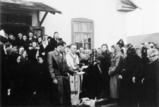 Grekokatolicki ksiądz o. Sołogub święci pokarmy w czasie pierwszego święta Paschy wolnych osiedleńców z punktu OŁP-3.