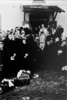 Pierwsze święto Paschy (Wielkanocy) wolnych osiedleńców z punktu OŁP-3, na schodach stoi o. Sołogub.