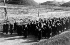 Dawny OŁP-2. Pogrzeb byłego więźnia łagru. W tle hałdy kopalni nr 4.