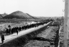 Dawny OŁP-2. Pogrzeb byłego więźnia łagru. W tle panorama kopalni nr 4.