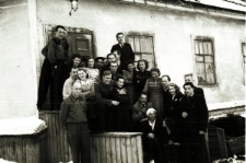 Polacy zwolnieni z łagrów Workuty; zdjęcie wykonano po mszy św. na schodach przed domem, w którym mieszkali pp. Weberowie. Na fotografii m.in. Natalia i Olgierd Zarzyccy, Wanda Cejko, Stanisław Kiałka, Barbara Dudycz, Hanna Szyszko-Norska, Maria Kwiatkowska, Bronisława Kutiuk, Edward Muszyński, Wiktor Korzystko, Edward Wojtkiewicz (z bandażem na głowie).