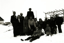 Polacy zwolnieni z łagrów; stoją od lewej: Stanisław Kiałka, Barbara Dudycz, Franciszek Sitnik (bądź Mieczysław Zabierowski), Maria Kwiatkowska, NN, Stanisław Kuźma, Bronisława Kutiuk, Natalia i Olgierd Zarzyccy, Hanna Szyszko-Norska, Wiktor Korzystko; siedzą z przodu: Edward Muszyński, Władysław Bajdak i Wanda Cejko.