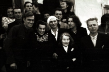 Polacy zwolnieni z łagr&oacute;w na schodach przed mieszkaniem Weber&oacute;w na Rudniku; na zdjęciu m.in.: Wiktor Korzystko, Natalia i Olgierd Zarzyccy, Edward Wojtkiewicz (z bandażem na głowie), Edward Muszyński, Hanna Szyszko-Norska, Barbara Dudycz, Stanisław Kiałka.