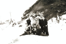 Polacy zwolnieni w łagrów; stoją od lewej: Hanna Szyszko-Norska, Bronisława Kutiuk, Maria Kwiatkowska, Stanisław Kiałka, NN, NN; siedzą od lewej: Stanisław Kuźma, Barbara Dudycz, Natalia Zarzycka, Władysław Bajdak; leżą: Olgierd Zarzycki i Wiktor Korzystko.