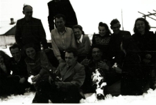 Polacy zwolnieni z łagr&oacute;w; z tyłu od lewej: Franciszek Sitnik (bądź Mieczysław Zabierowski), Stanisław Kuźma, Bronisława Kutiuk, Natalia i Olgierd Zarzyccy, Hanna Szyszko-Norska; w pierwszym rzędzie: Michał Tatarzycki, Maria Kwiatkowska, Edward Muszyński, Władysław Bajdak i Wanda Cejko.