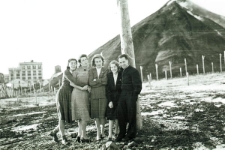 Polacy zwolnieni z łagrów; stoją od lewej: Klara Kunachowicz, Wanda Cejko, Hanna Szyszko-Norska, Barbara Dudycz, Michał Tatarzycki.