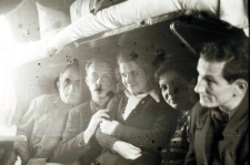 Polacy powracający z ZSRR do kraju, w środku siedzi Stanisława Gortyńska.
