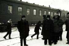 Polacy, byli więźniowie łagrów w czasie powrotu do kraju; stoją od lewej: Edward Dzimiszkiewicz (bądź Dziemieszkiewicz, ps. "Bem", adiutant dowódcy 3. Brygady AK Okręgu Wileńskiego), dr Józef Raubo (w okularach) i Franciszek Król (ps. "Wojciech", członek Delagatury Rządu w Wilnie).