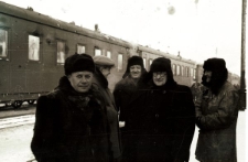 Polacy powracający z Workuty do kraju, na stacji kolejowej obok pociągu stoją od lewej: Edward Dzimiszkiewicz (bądź Dziemieszkiewicz ps. "Bem", adiutant dowódcy 3. Brygady AK Okręgu Wileńskiego); Franciszek Król (ps. "Wojciech", członek Delegatury Rządu w Wilnie), Edmund Greczanik, dr Józef Raubo, NN.