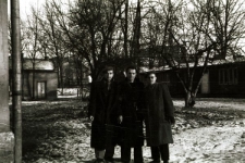 Punkt repatriacyjny, stoją od lewej: Wiktor Jagoda, Edward Muszyński i Jan Stankiewicz.