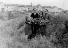 Więźniowie zwolnieni z łagrów, stoją od lewej: Lena Gołąb-Aleksandrowiczowa, Jerzy Gołąb-Aleksandrowicz, Alicja Sawicka, Edward Bury.