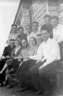 Polacy, byli więźniowie łagrów, przebywający na zesłaniu w Incie, druga z lewej siedzi Stanisława Gortyńska.