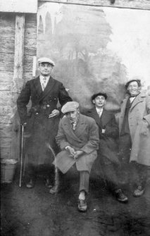 Polacy zesłani do Komi w 1940 r., drugi z lewej siedzi Maciej Kimont.
