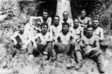 Więźniowie obozu nr 2, w drugim rzęzie drugi od prawej siedzi Wiktor Borko, pozostali nie są Polakami; zdjęcie zrobił kierowca "wolny", który woził drzewo z tajgi.