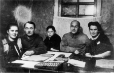 Polacy wywiezieni do Kotłasu, siedzą od lewej: Halina Dąbrowska, Józef Myhal, Janusz Myhal (syn), Berlin, Halina Myhal.
