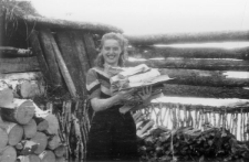 Halina Dąbrowska z naręczem polan przed swoim domem. H. Dąbrowska opiekowała się na zesłaniu małym synem Galiny Krawczenko primo voto Kamieniewej, wnukiem Kamieniewa (współpracownika Lenina); Galina Krawczenko pomogła Halinie Dąbrowskiej wrócić do Polski w 1953 r.