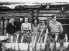 Grupa zesłańców przed zbudowanym przez siebie domem, trzecia od lewej stoi Halina Dąbrowska, pozostali to Rosjanie.