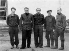 Polacy zwolnieni z łagru, stoją od lewej: Michał Jawniejko, Topól, Władysław D., Nasielko, Kozłowski.