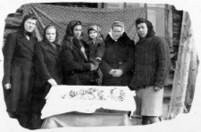 Kobiety obok trumny małego dziecka, pierwsza z prawej stoi Zofia Malinowska (obecnie Amikiewicz).