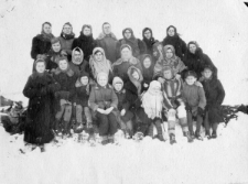 Polacy deportowani 13 kwietnia 1940 z Nadwórnej (woj. stanisławowskie) do posiołków Bannowka i Karakopa w Kazachstanie. Stoją u góry od lewej: p. Peszek, trzyma ręce na plecach swojej córki; trzecia z lewej p. Elżbieta Drygajłowa; piąta p. Płaszewska; w drugim rzędzie czwarta z lewej p. Domaradzka, u dołu jej córka; piąta p. Lachetowa; druga od prawej Ludwika Szyszkowska, przed nią jej dzieci: najstarszy syn Jan (w pasiastej kurtce), obok niego Józef, z przechyloną głową córka Janina, za nią (obok matki) Maria.