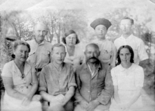 Pracownicy szabbaskiego rejonowego kombinatu. Siedzą od lewej: Raisa Dawidowna Osipowa, ekonomistka; Mikołaj Mikołajewicz Golikow, główny księgowy; Ibrachim Nurmadre, dyrektor; Roza Dawidowna Samorodnicka, księgowa; stoją od lewej: kierownik magazynu Kargajew, Aleksandra Nikołajewna Girt, księgowa; rachmistrz Kargajew, syn; Jurij Wimer, księgowy.