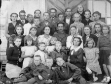 Członkowie Koła Kulturalno-Oświatowego przy Związku Młodych wraz z zarządem polskiego sierocińca i kierowniczką Koła nauczycielką H.W. Willmonth w czasie występu gościnnego w Bogradzie.