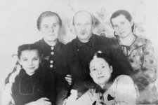 Rodzina Michała Budkiewicza (siedzi w środku) na zesłaniu, z lewej żona Anna, z prawej córka Maria, na dole Jadwiga z Budkiewiczów Konarzewska z córką Bożenką. Autorem zdjęć w albumie był zaprzyjaźniony Rosjanin.