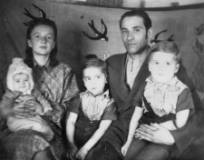 Kierownik techniczny bazy Bułtusuk N.I. Demarew z żoną Czesławą z Budkiewiczów i dziećmi.