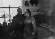 Michał Budkiewicz ps. Maks, Sokół, w okresie międzywojennym major wywiadu, w czasie okupacji oficer informacyjny II rejonu dzielnicy B [Śródmieście] miasta Wilna, aresztowany przez NKWD i zesłany z całą rodziną do Krasnojarskiego Kraju. Na zesłaniu pracował jako technik specjalista do ustalania norm w bazie Bułtusuk; rodzina wróciła do Polski w 1956 r. Na zdjęciu z żoną Anną z Piekarskich w swoim mieszkaniu.