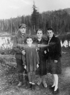 Michał Budkiewicz z żoną Anną, córką Marią i wnuczką Bożenką (córką Jadwigi z Budkiewiczów i Grzegorza Konarzewskiego) na zesłaniu.