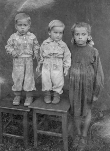 Synowie Czesławy Dziemirów i ich cioteczna siostra Bożenka Konarzewska.