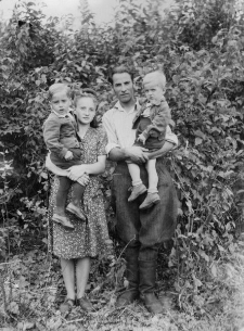 Czesława Dziemirów z mężem i dziećmi na zesłaniu.