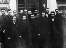 Czwarty od lewej w drugim rzędzie stoi N.I. Demarew, kierownik techniczny bazy w Bułtusuku.